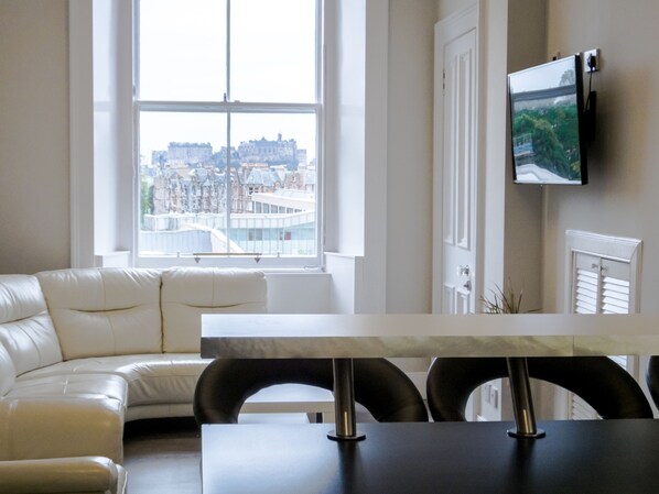 Apartamento luxo, 3 quartos | Área de estar | TV LCD