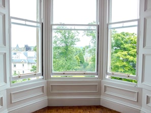 Apartamento luxo, 3 quartos | Roupas de cama premium, individualmente mobiliados, escrivaninha