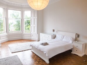 Apartamento luxo, 3 quartos | Roupas de cama premium, individualmente mobiliados, escrivaninha