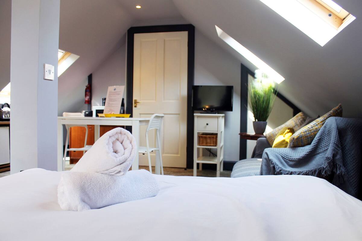 Estudio | Ropa de cama de alta calidad, muebles diferentes y escritorio