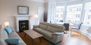 Luxe appartement, 3 slaapkamers | Woonruimte | Lcd-televisie