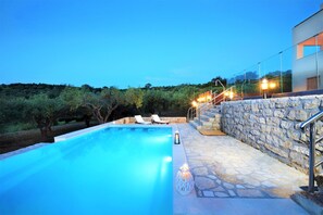 Seasonal outdoor pool, pool umbrellas, sun loungers - disCrete Villa Lappa (Rethymno)
