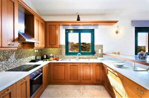 Villa, Private Pool | Private kitchen | Full-size fridge, microwave, oven, stovetop - disCrete Villa Lappa (Rethymno)