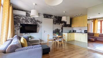 Waterlane Island Deluxe 1 | Decoración personalizada, muebles diferentes y insonorización