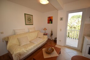 Apartment, 2 Schlafzimmer | Wohnbereich | Fernseher