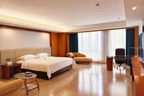 A hotel room with a bed, a desk, a chair, and a TV. - Nanning Jingdu International Hotel (Nanhu Park Binhu Road Metro Station) (Nanning)