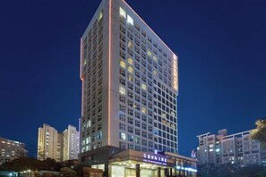 A high-rise hotel with multiple floors, a prominent entrance, and a well-lit facade. - Nanning Jingdu International Hotel (Nanhu Park Binhu Road Metro Station) (Nanning)