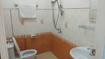 Chambre Classique, plusieurs lits, non-fumeurs | Salle de bain