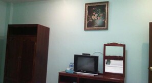 Habitación clásica, varias camas, para no fumadores | Centro de negocios en la habitación