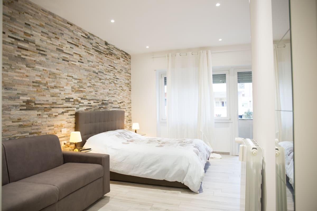 Familierom (San Pietro) | Minibar, blendingsgardiner, lydisolert og strykejern/-brett
