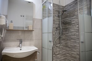 Family Room (Sistina) | Bathroom | Shower, free toiletries, hair dryer, bidet - San Pietro Dreaming Rooms (Rome)