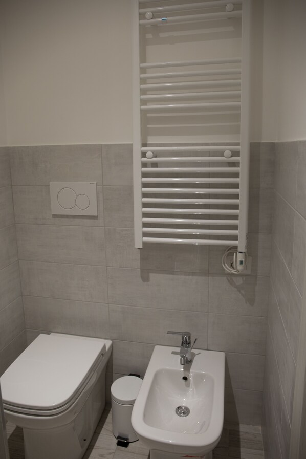 Family Room (San Pietro) | Bathroom