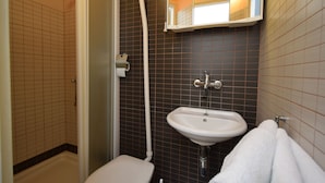 Standard Studio (bok 205) | Bathroom | Towels, soap, toilet paper - Studios Margarita (Malinska-Dubasnica)
