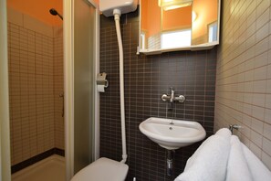 Standard-Studio (bok 205) | Badezimmer | Handtücher, Seife, Toilettenpapier