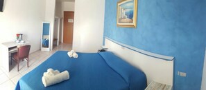 Decoración personalizada, muebles diferentes, escritorio y cunas