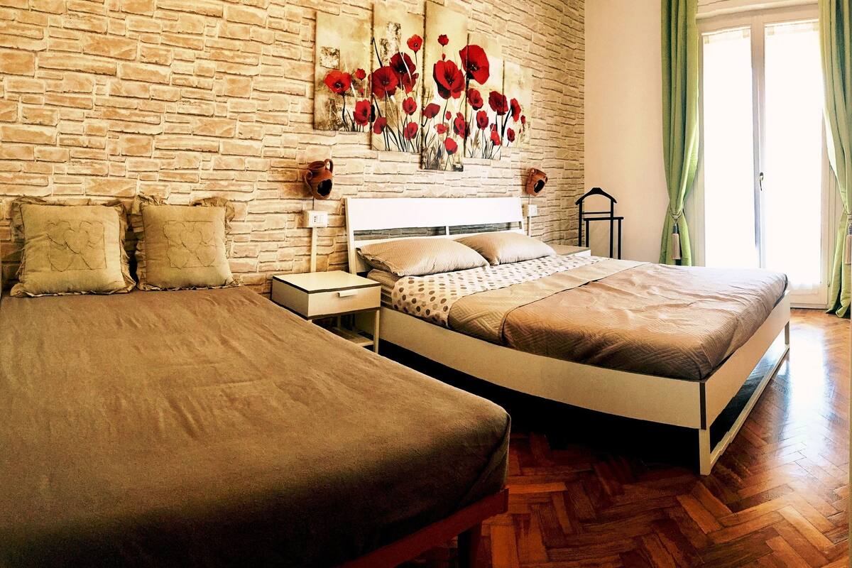 Quarto triplo conforto, vista para a cidade | Cofres nos quartos, cortinas blackout, quartos à prova de som