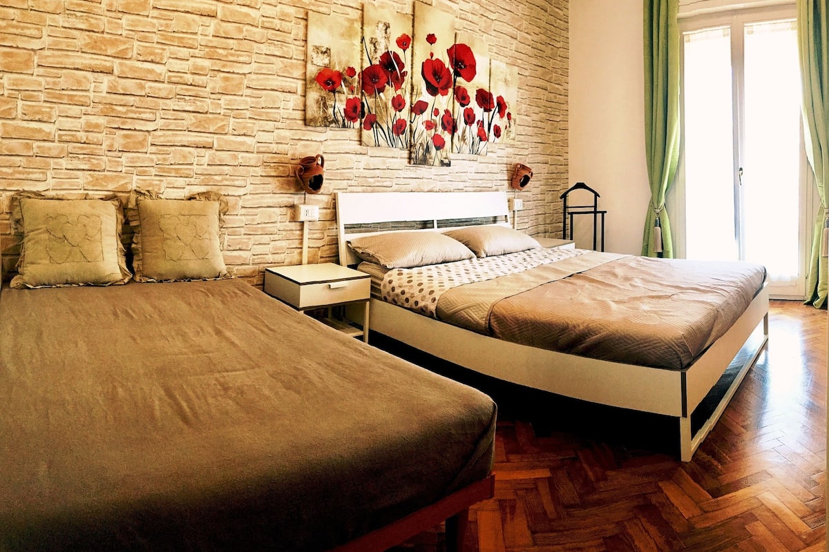 Tripla Comfort, vista città | Una cassaforte in camera, con stile personalizzato