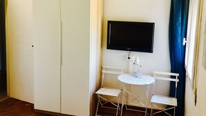 Comfort Double Room, Courtyard View | Living area - SpeakEasy Due Torri (Bologna)