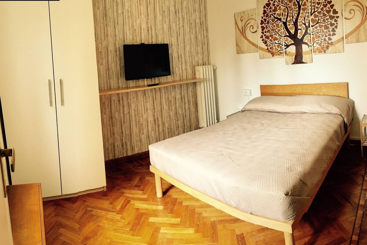 Quarto casal clássico, vista para a cidade | Cofres nos quartos, cortinas blackout, quartos à prova de som
