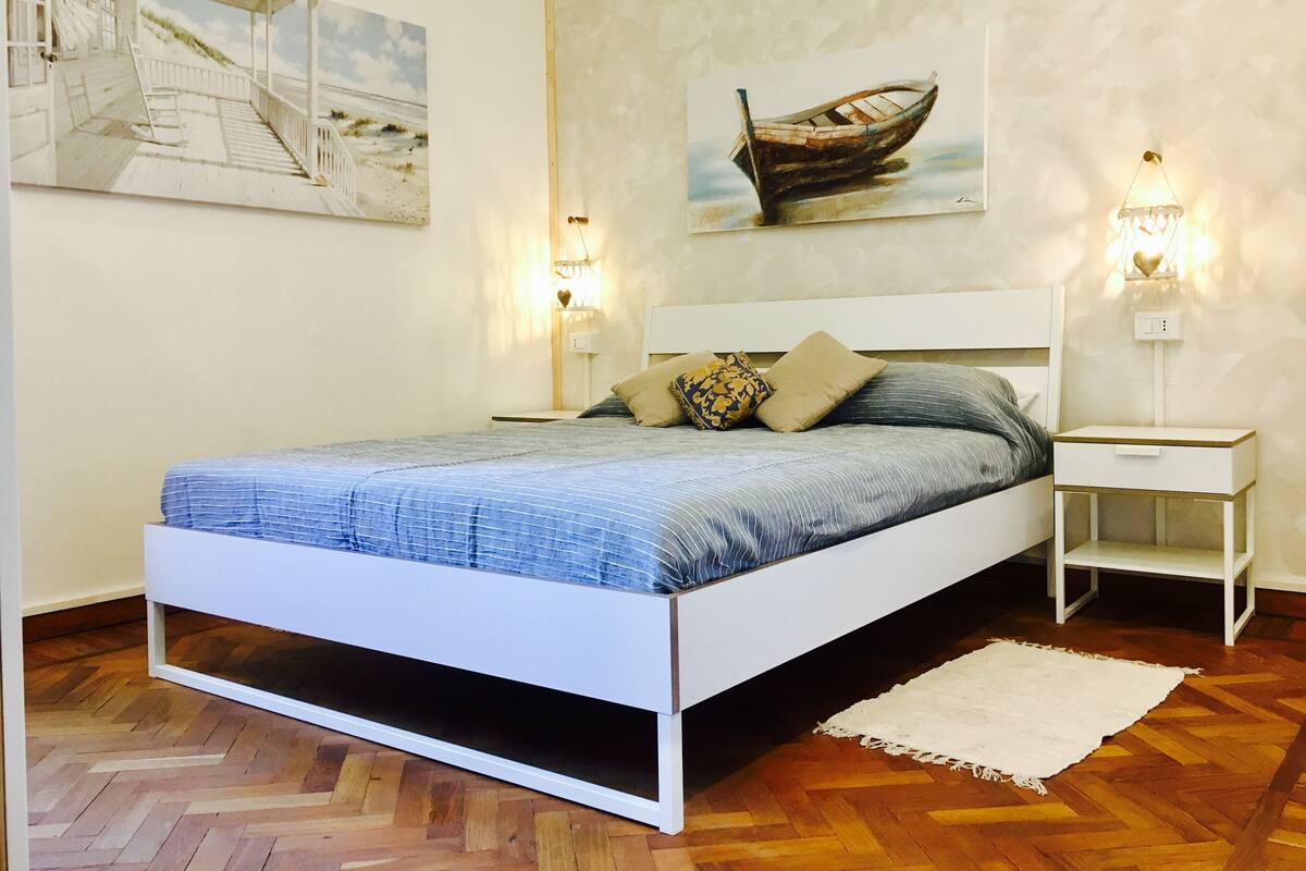 Quarto casal conforto, vista para o pátio | Cofres nos quartos, cortinas blackout, quartos à prova de som