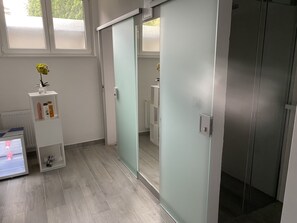 Een douche, een haardroger, badjassen, pantoffels