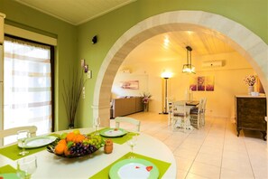 تناول الطعام داخل الغرفة