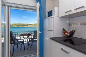 Fridge, stovetop, electric kettle, cookware/dishes/utensils - Apartments Tamaris (Dobrinj)