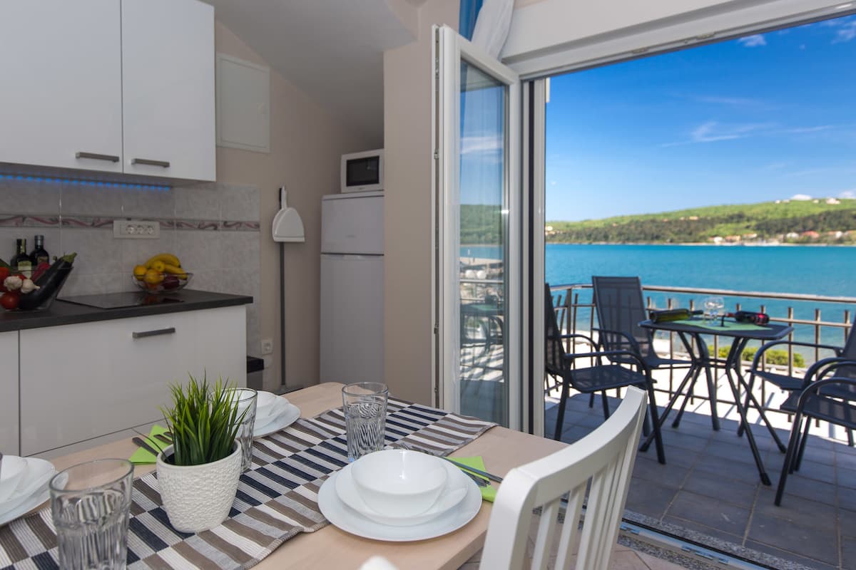 Apartment, 1 Bedroom, Sea View (C) | In-room dining