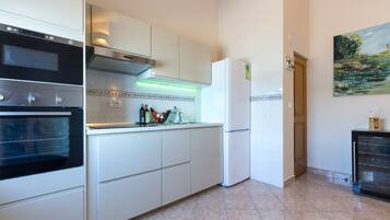 Apartment, 2 Schlafzimmer (D) | Eigene Küche | Kühlschrank, Herdplatte, Wasserkocher, Kochgeschirr/Geschirr/Besteck