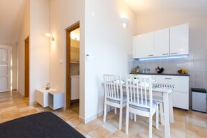 Apartment, 1 Schlafzimmer, Terrasse (B) | Wohnbereich | Flachbildfernseher