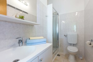 Appartement, 1 chambre, vue sur la mer (C) | Salle de bain | Serviettes fournies, savon, papier de toilette