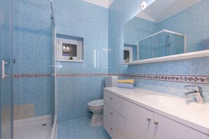 Apartment, 2 Bedrooms (D) | Bathroom | Towels, soap, toilet paper