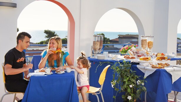 Un coin repas avec une table dressée pour le repas, offrant une vue panoramique.