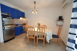 Refrigerador con freezer, microondas, horno, placa de cocina