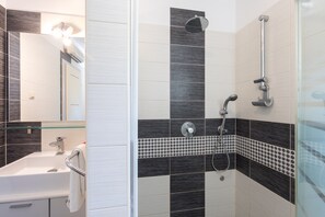 Villa, 4 Bedrooms | Bathroom shower - House Ore (Malinska-Dubasnica)