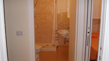 Apartment, 1 Schlafzimmer | Badezimmer | Dusche, Regendusche, Handtücher