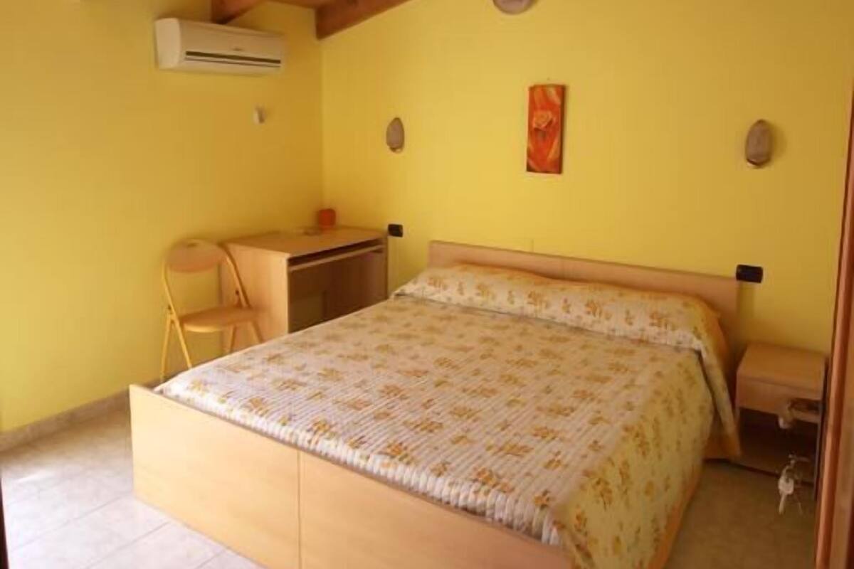 Desk, soundproofing, free WiFi, bed sheets