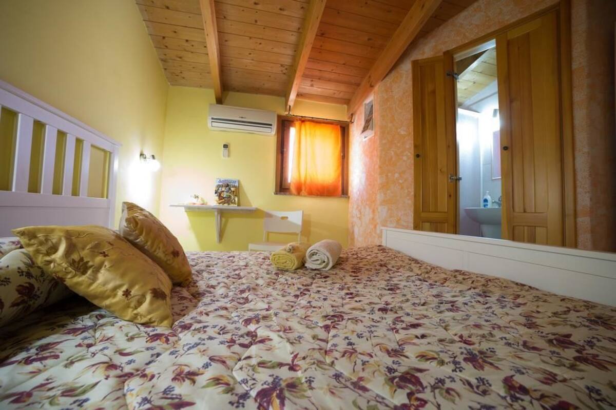 Desk, soundproofing, free WiFi, bed sheets