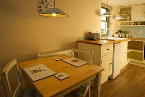 Studio (Torgyle Cottage) | In-room dining - Faebuie Cottages (Inverness)