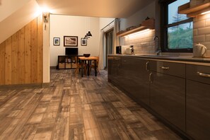 Casa de campo, 1 quarto (Moriston Cottage) | Cozinha privada | Geladeira, micro-ondas, fogão, cooktop