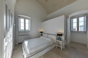 Tabla de planchar con plancha, cunas, wifi gratis y ropa de cama 