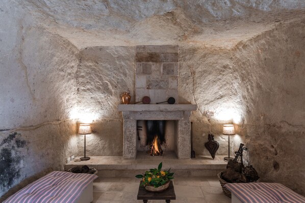 Fireplace - Masseria Torre Abate Risi (Fasano)