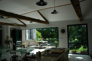 Dinner served - Gite La Fontaine du Chemin - Hostel (Livinhac-le-Haut)