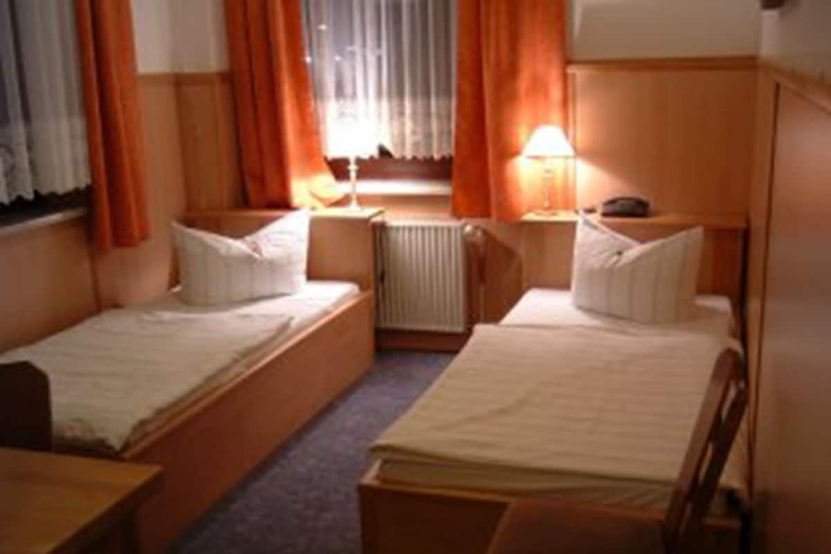 Twin kamer | Een bureau, geluiddichte muren, gratis wifi, beddengoed