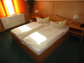 Desk, soundproofing, free WiFi, bed sheets - CityHotel Magdeburg (Magdeburg)