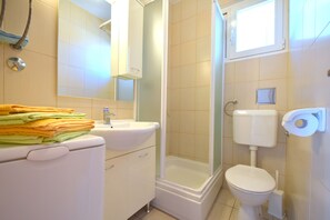 Douche, serviettes fournies, savon, shampoing
