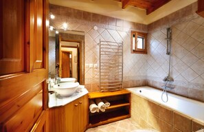 Badewanne und Dusche (separat), Komfortbadewanne