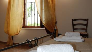 Chambre Quadruple Classique | Décoration personnalisée, ameublement personnalisé, bureau