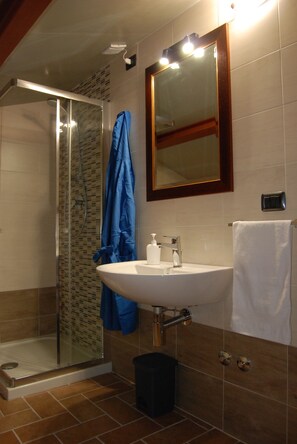 Classic Quadruple Room | Bathroom