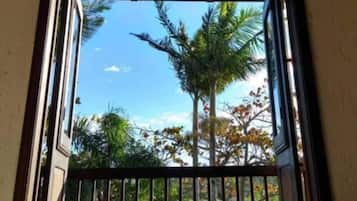 Suíte luxo, vista para a piscina | Vista da sacada